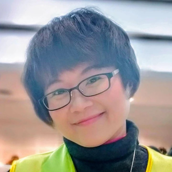 小擺何 老師
